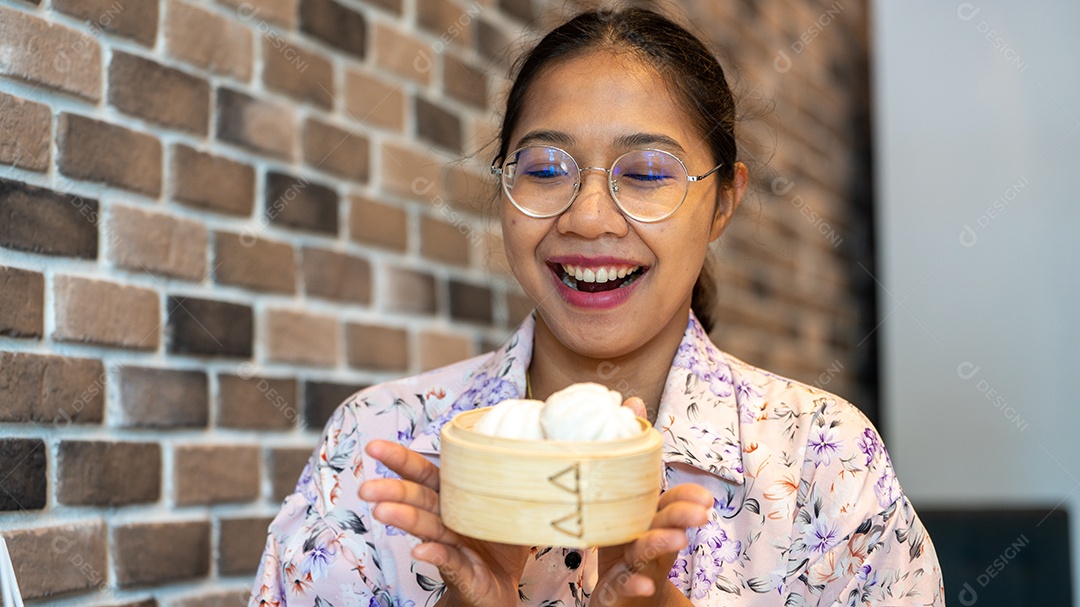 Mulher segurando cesta de bambu cozida no vapor pronta para comer de manhã.