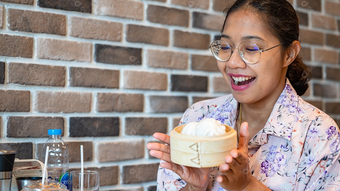 Mulher segurando cesta de bambu cozida no vapor pronta para comer de manhã.