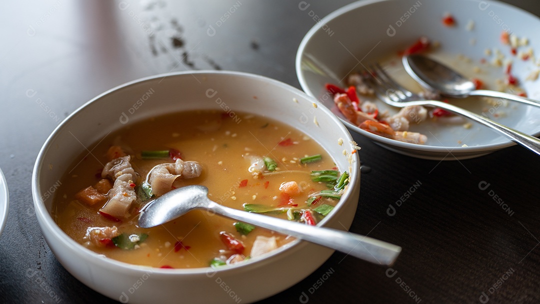 Desperdício de alimentos, principalmente em eventos de jantares.