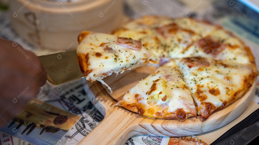 Pizza italiana caseira fresca Margherita, fatia de pizza quente grande.