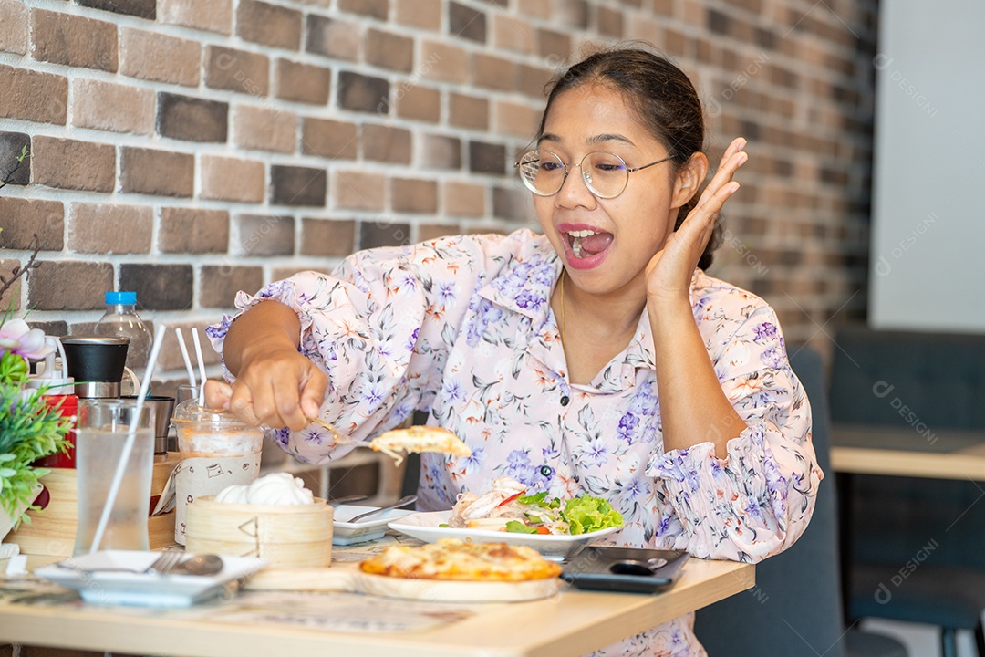 Mulher asiática segurando a pizza italiana caseira fresca Margherita.