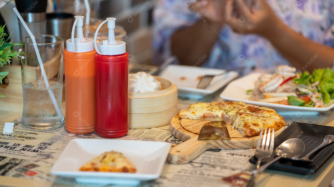 Pizza italiana caseira fresca Margherita, fatia de pizza quente grande.