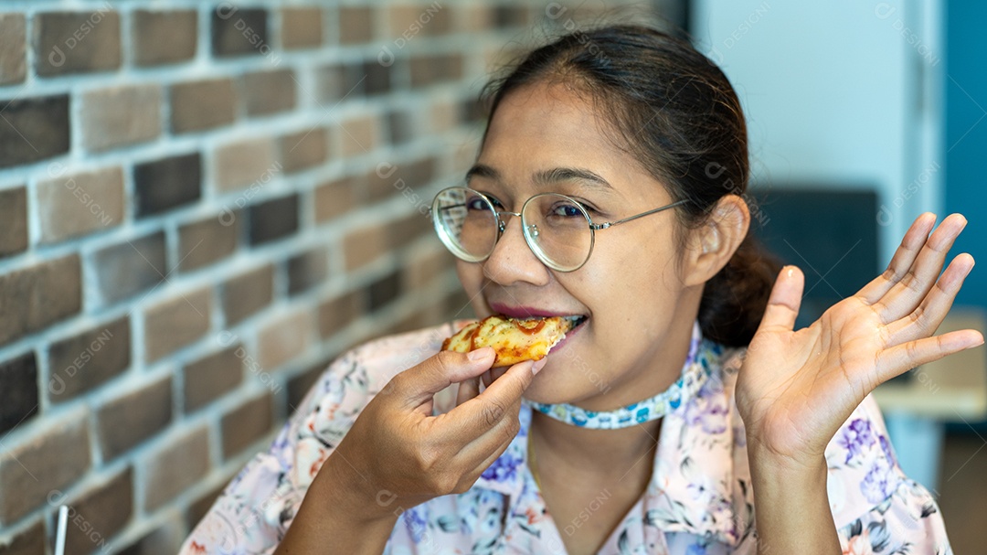 Mulher asiática segurando a pizza italiana caseira fresca Margherita.