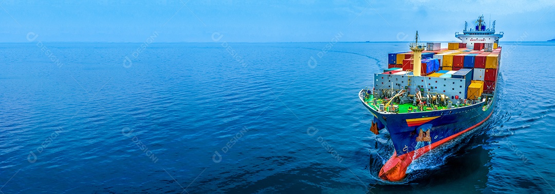 Aérea na vista frontal do navio de carga transportando contêiner.