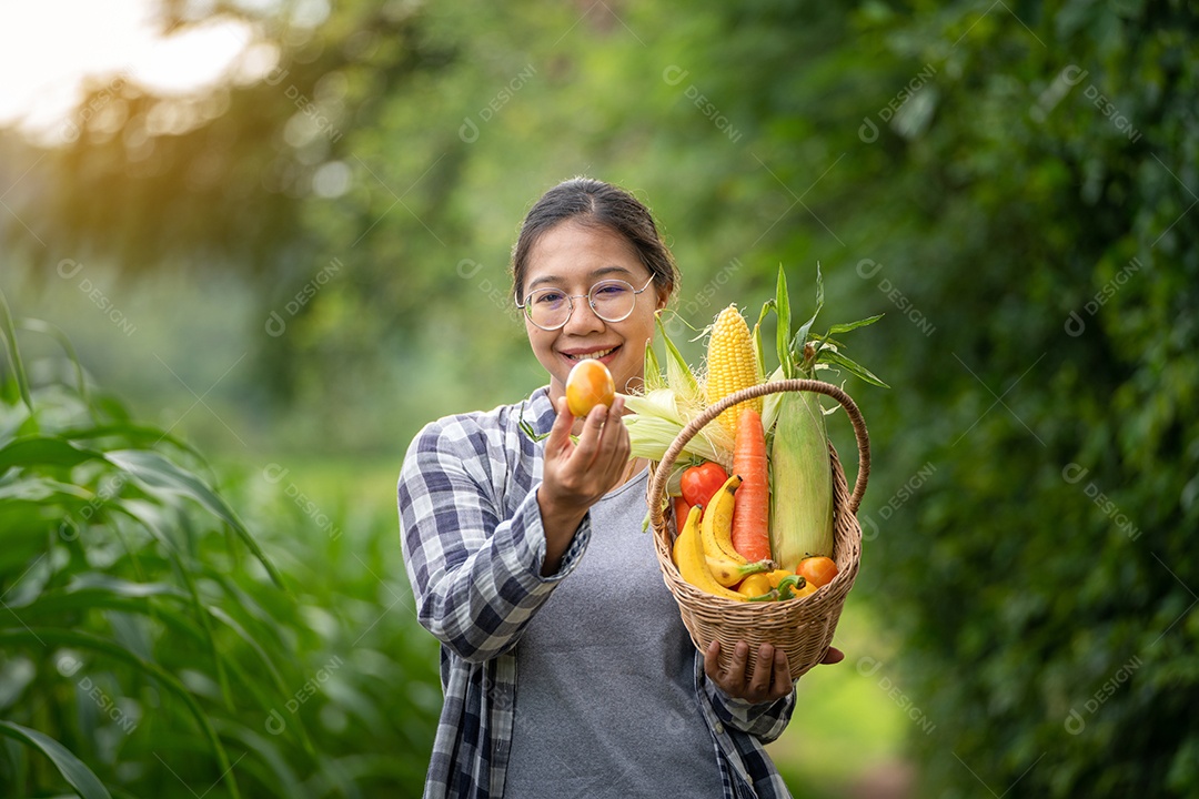 Linda jovem morena Retrato Famer Mulher segurando a mão de Vegetal