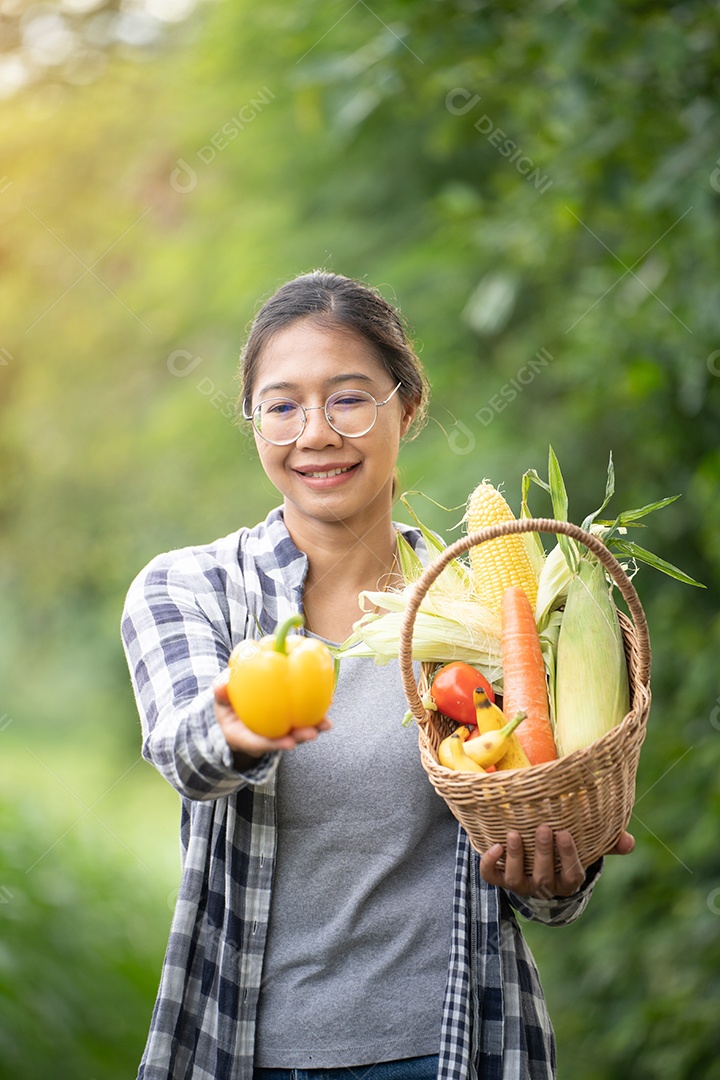 Linda jovem morena Retrato Famer Mulher segurando a mão de Vegetal