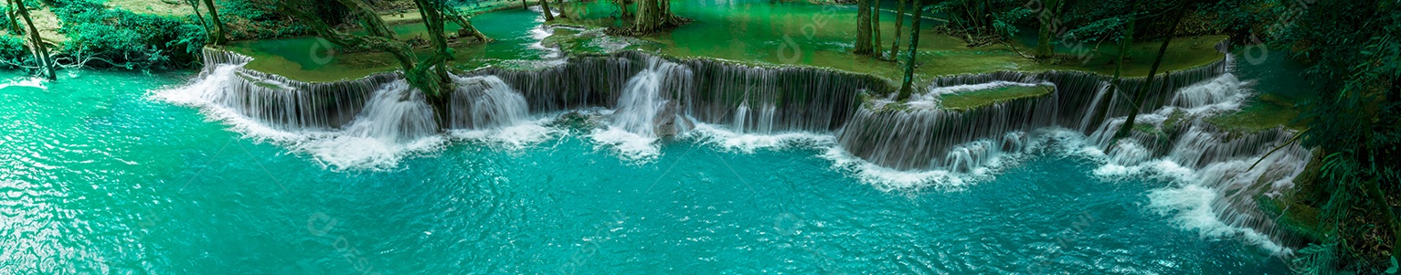 bela queda de água e folhas naturais de folha e córrego verde