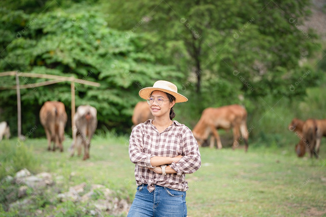 Mulher trabalhadora posando em uma fazenda de gado leiteiro fora do rancho