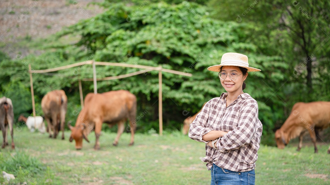 Mulher trabalhadora posando em uma fazenda de gado leiteiro fora do rancho.