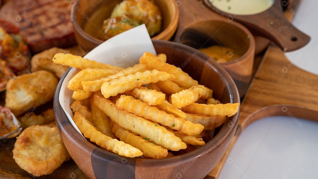 Comidas carnes do dia-a-dia ao seu prato de comida.