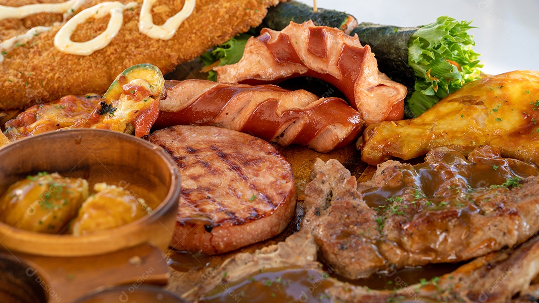 Banquete comida carnes frituras mesa madeira