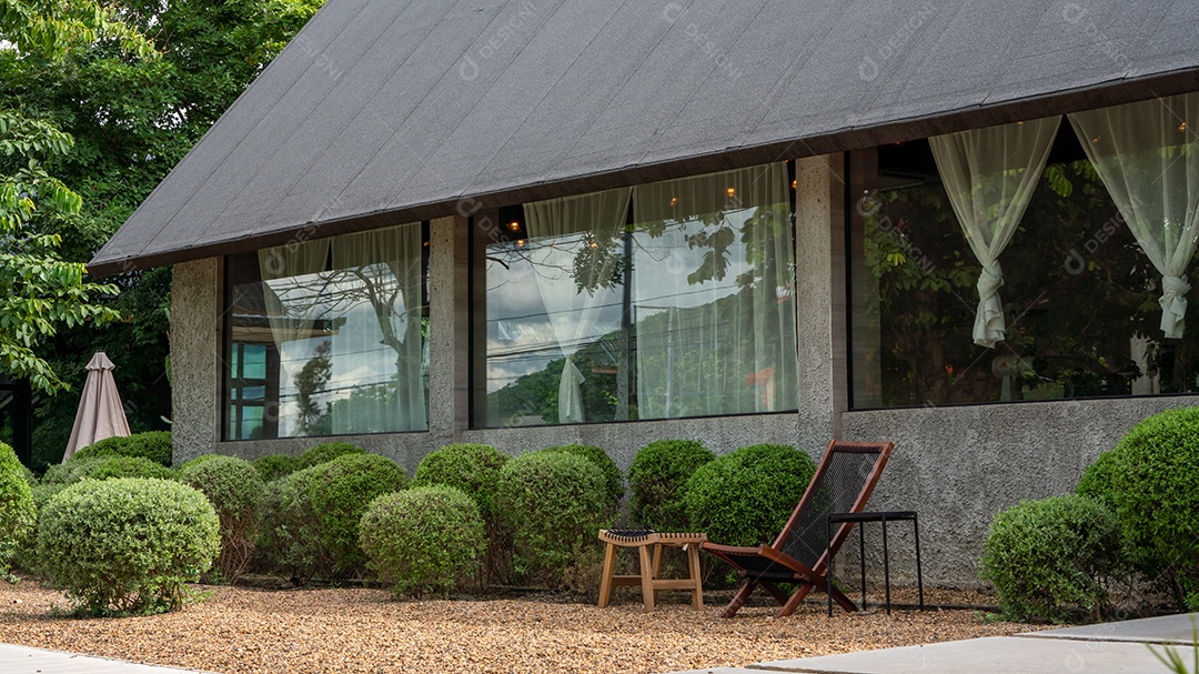 Casa de campo moderna com jardim e floresta.