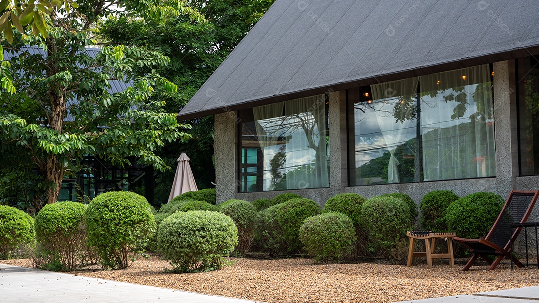 Casa de campo moderna com jardim e floresta.