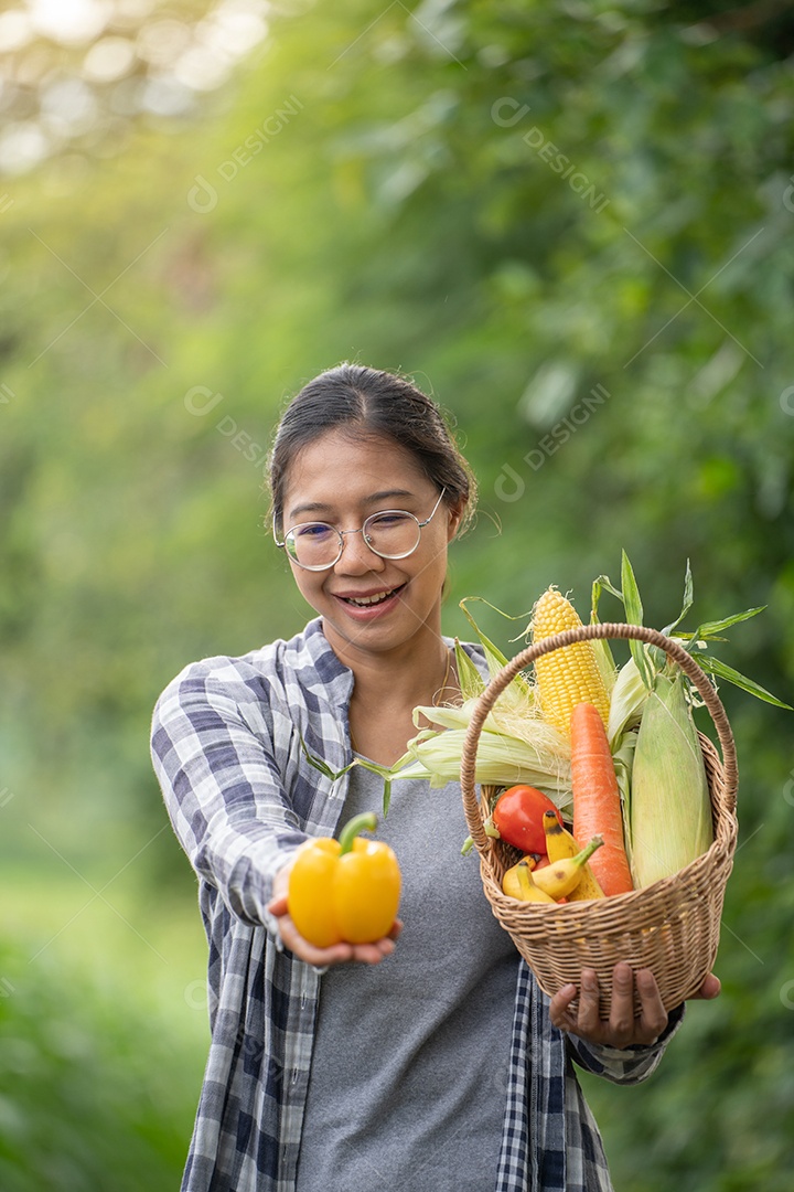 Linda jovem morena Retrato Famer Mulher segurando a mão de Vegetal