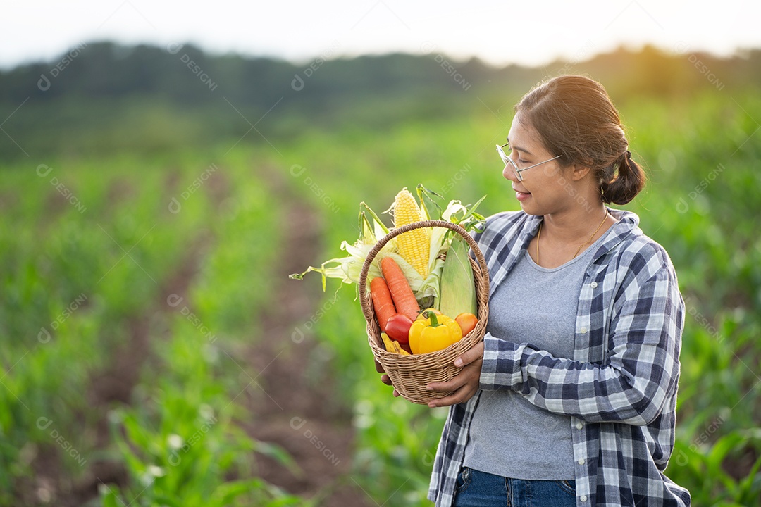 Linda jovem morena Retrato Famer Mulher segurando a mão de Vegetal