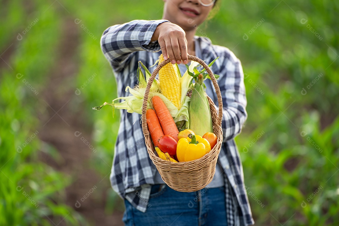 Linda jovem morena Retrato Famer Mulher segurando a mão de Vegetal