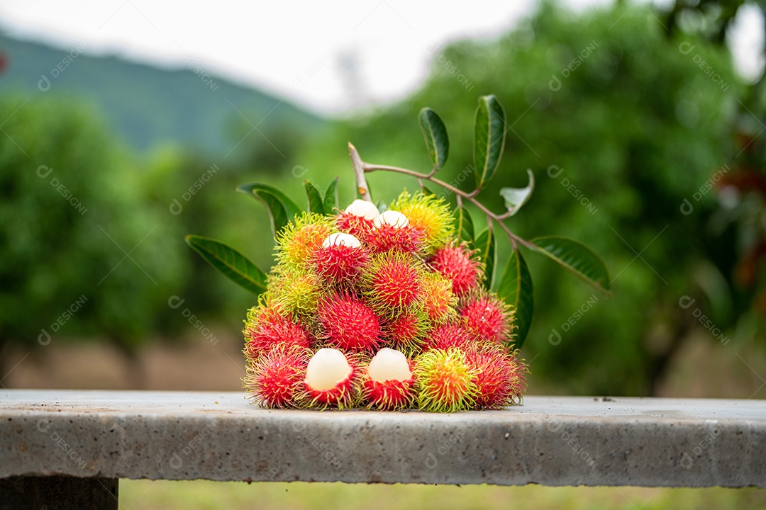 A pilha de frutas deliciosas de Rambutan com folha verde.