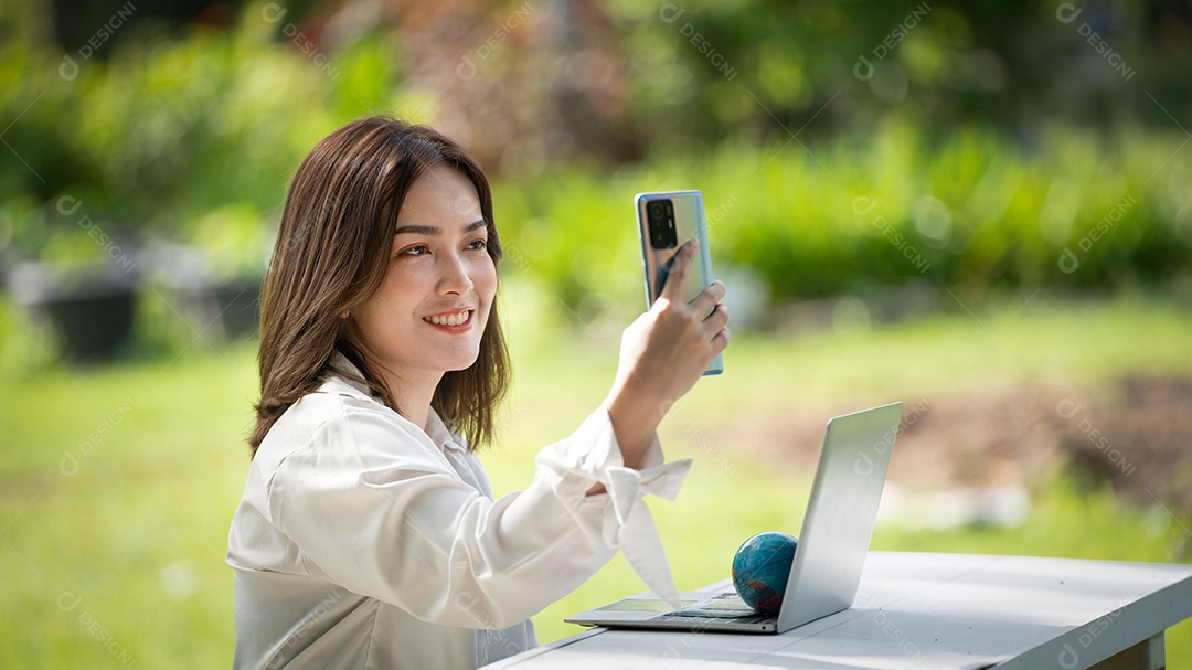 Sorriso do cliente, menina comprando online ou trabalhando online com um laptop.