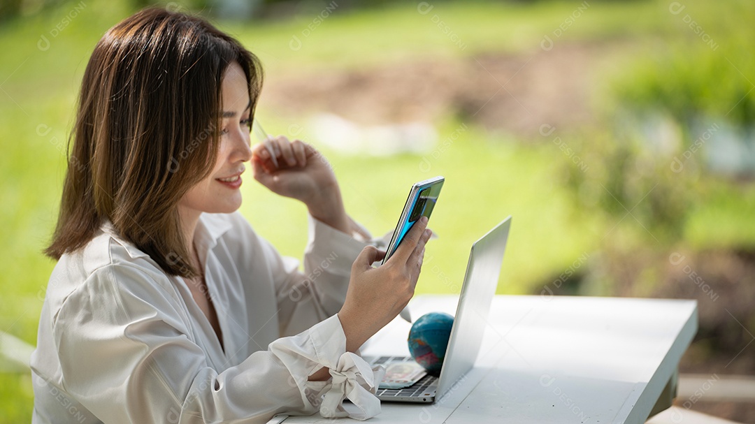 Sorriso do cliente, menina comprando online ou trabalhando online com um laptop.