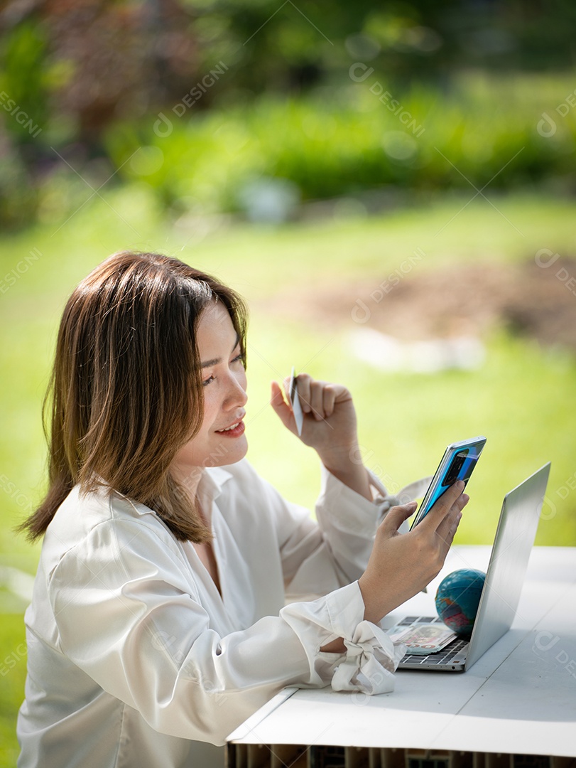 Sorriso do cliente, menina comprando online ou trabalhando online com um laptop.