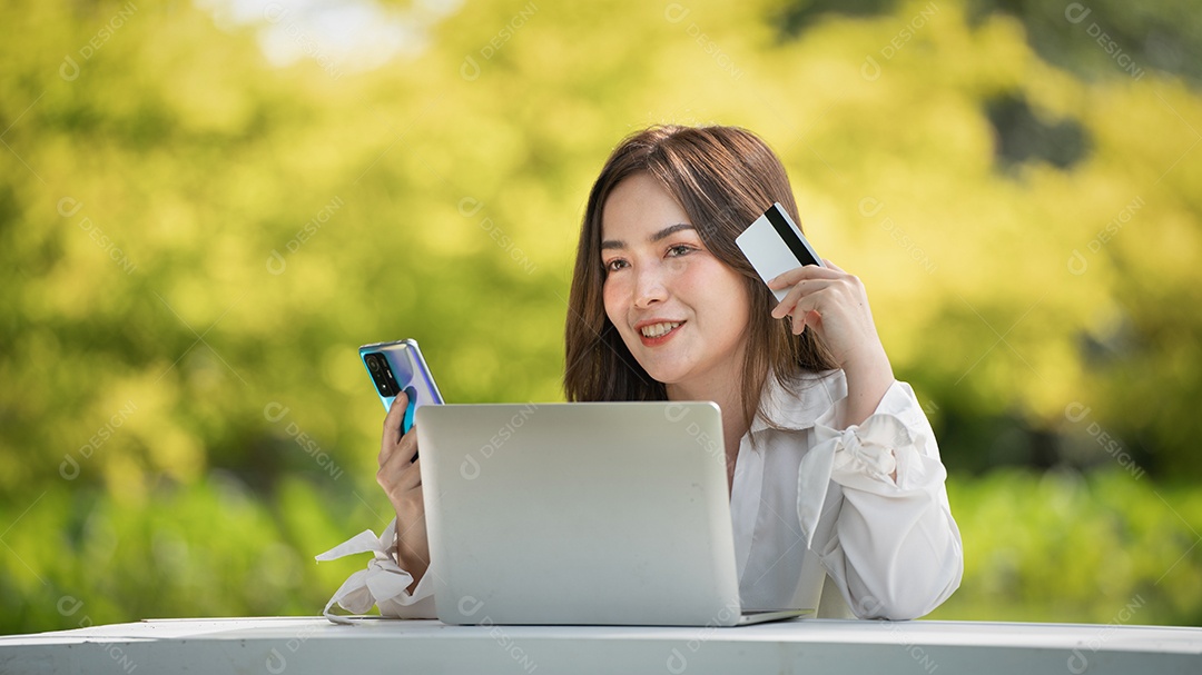 Sorriso do cliente, menina comprando online ou trabalhando online com um laptop.