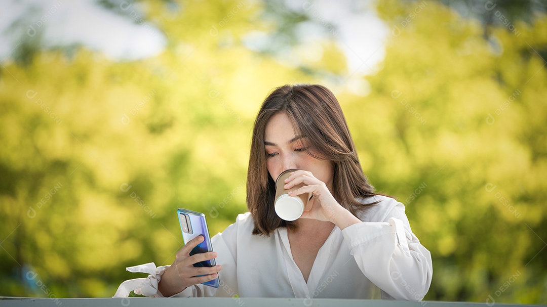 Jovem elegante tomando café e usando copo de papel.