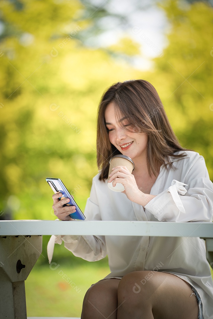 Jovem elegante tomando café e usando copo de papel.