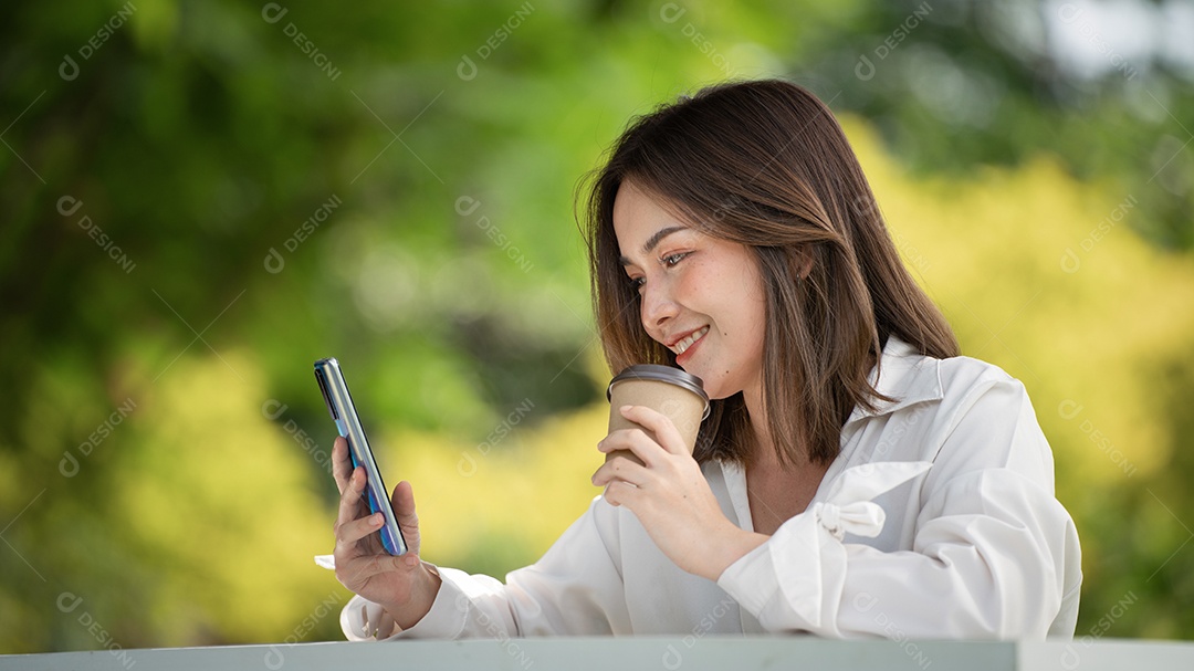 Jovem elegante tomando café e usando copo de papel.