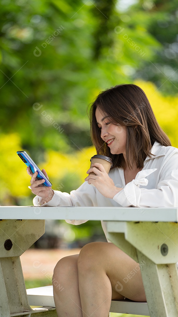 Jovem elegante tomando café e usando copo de papel.