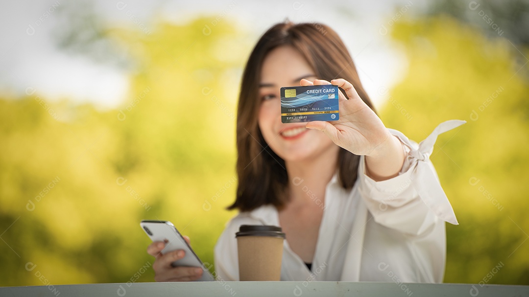 Sorriso do cliente, menina comprando online ou trabalhando online com um laptop.
