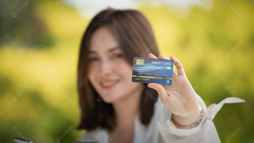 Sorriso do cliente, menina comprando online ou trabalhando online com um laptop.
