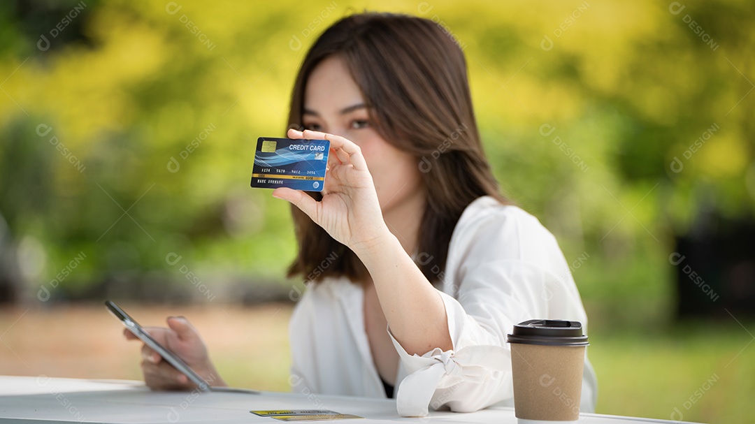 Sorriso do cliente, menina comprando online ou trabalhando online com um laptop.