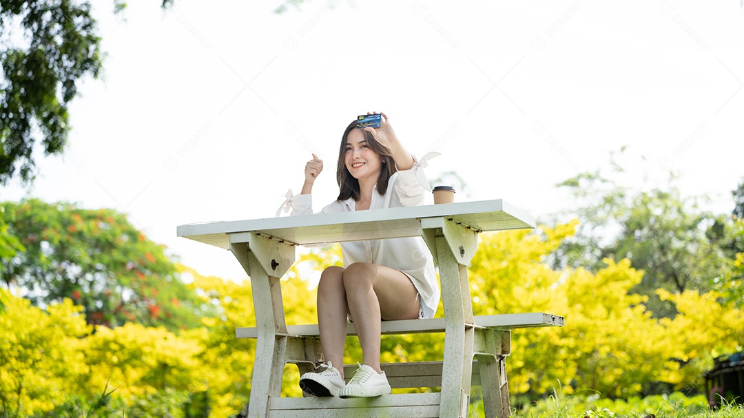 Sorriso do cliente menina comprando online ou trabalhando online com um Inteligente.