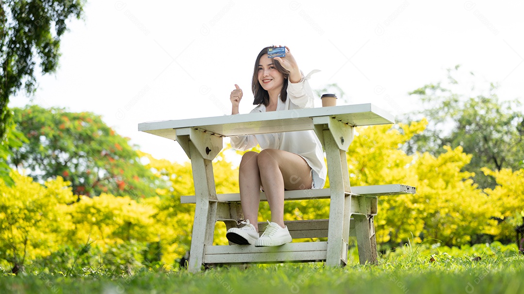 Sorriso do cliente menina comprando online ou trabalhando online com um Inteligente.