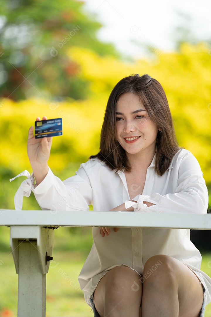 Sorriso do cliente menina comprando online ou trabalhando online com um Inteligente.