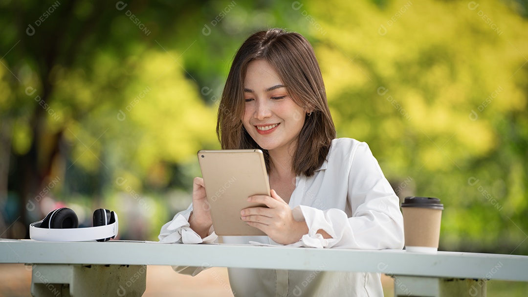 Menina linda jovem de camisa branca posando na cidade.