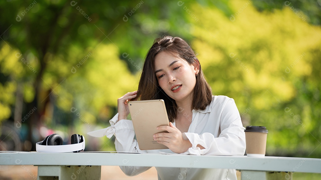 Menina linda jovem de camisa branca posando na cidade.