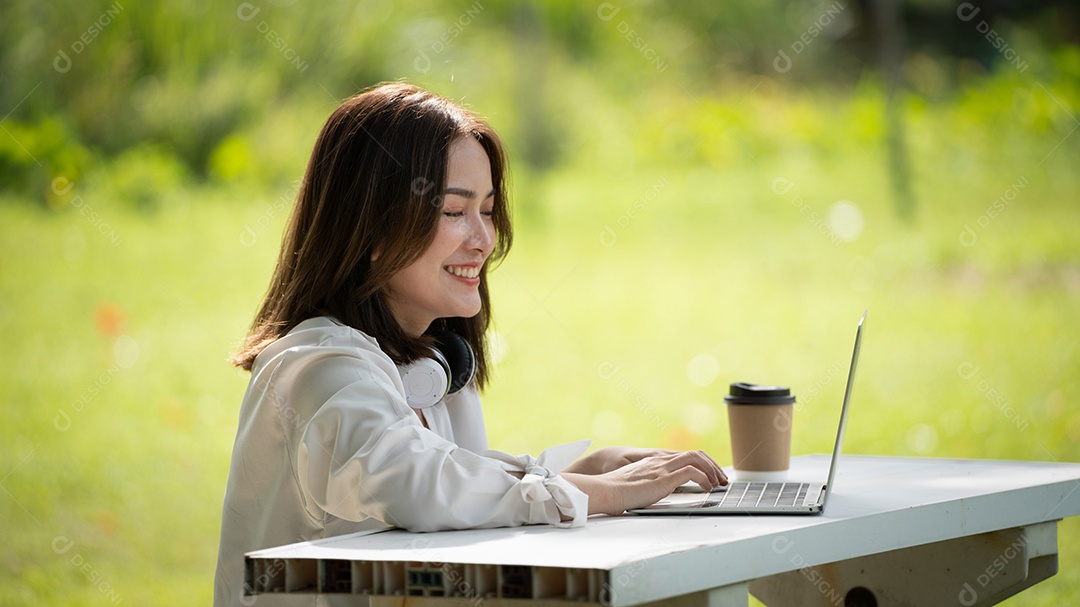 Sorriso pensativo Mulher feliz fazendo videochamadas online ou reunião online.