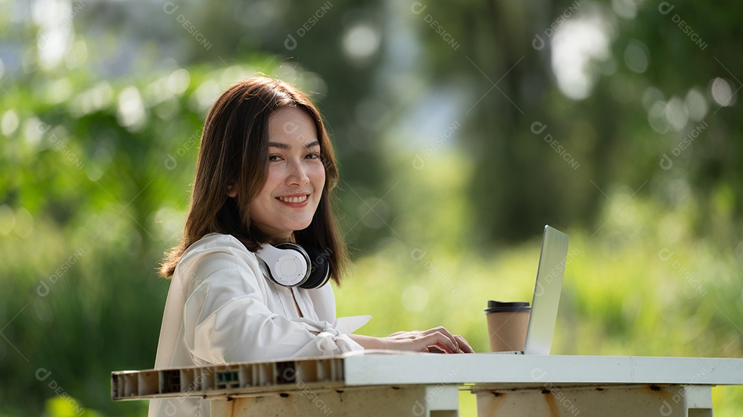 Sorriso pensativo Mulher feliz fazendo videochamadas online ou reunião online.