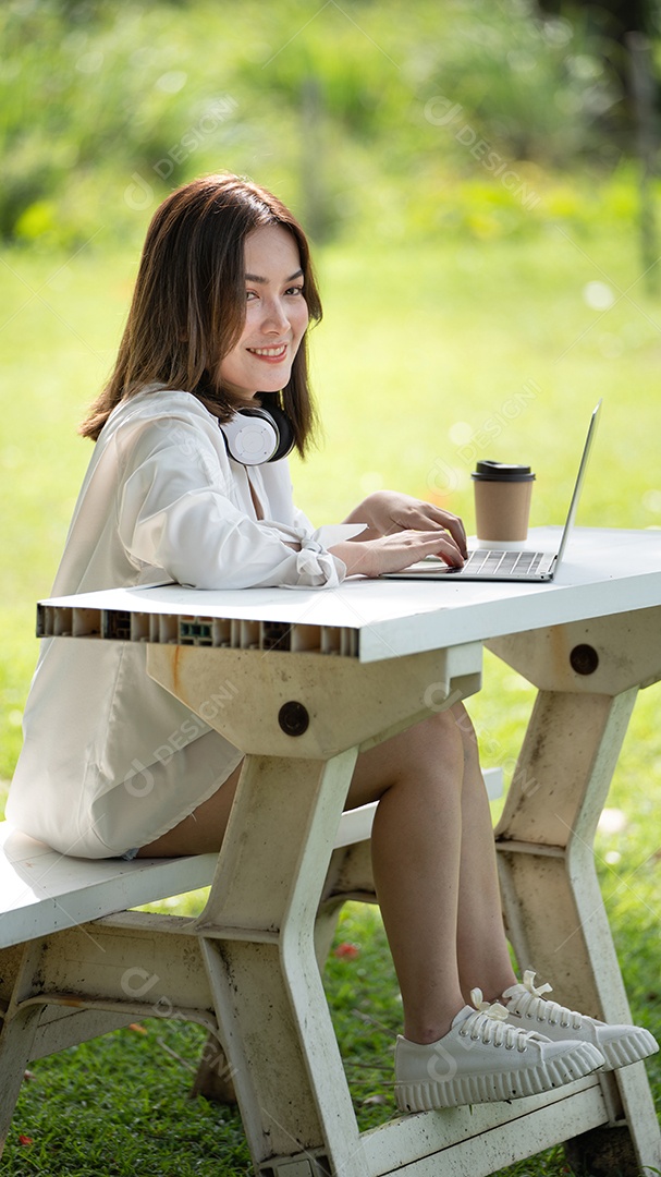 Sorriso pensativo Mulher feliz fazendo videochamadas online ou reunião online.