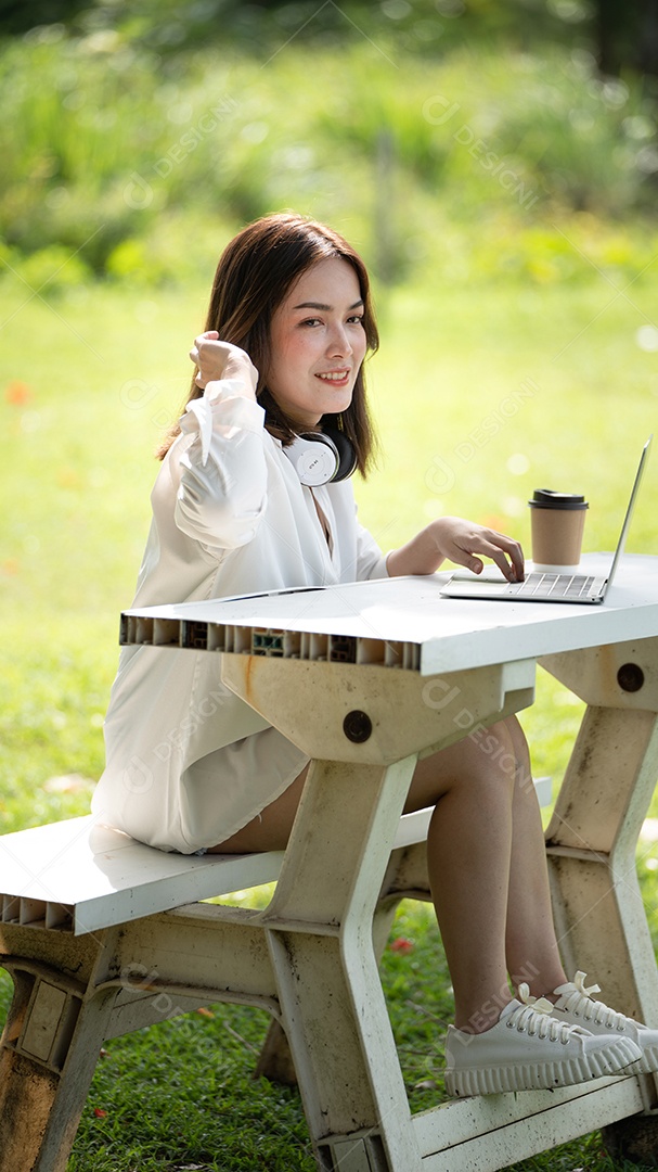 Sorriso pensativo Mulher feliz fazendo videochamadas online ou reunião online.