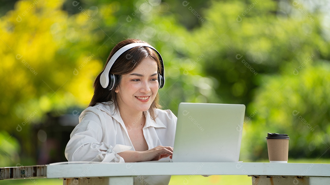 Sorriso pensativo Mulher feliz fazendo videochamadas online ou reunião online.