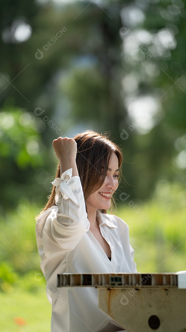 Sorriso pensativo Mulher feliz fazendo videochamadas online ou reunião online.