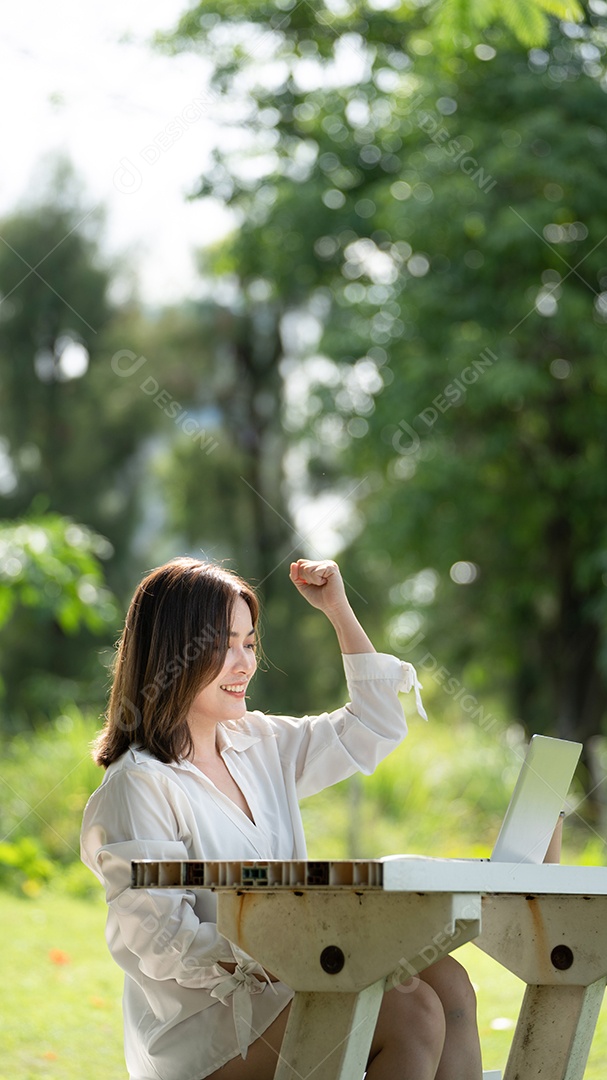 Sorriso pensativo Mulher feliz fazendo videochamadas online ou reunião online.