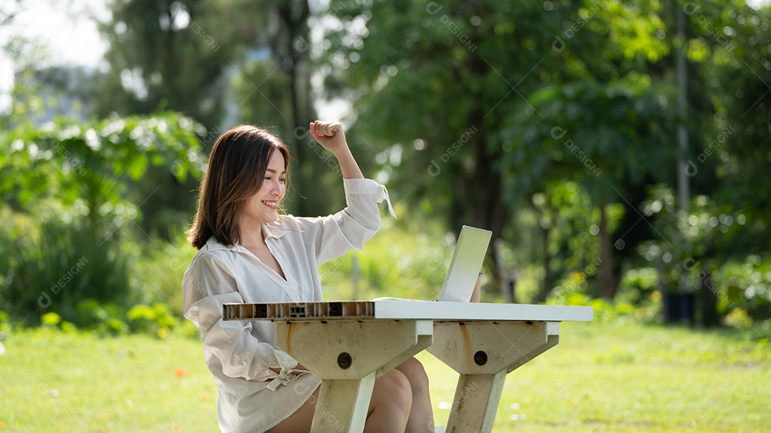 Sorriso pensativo Mulher feliz fazendo videochamadas online ou reunião online.