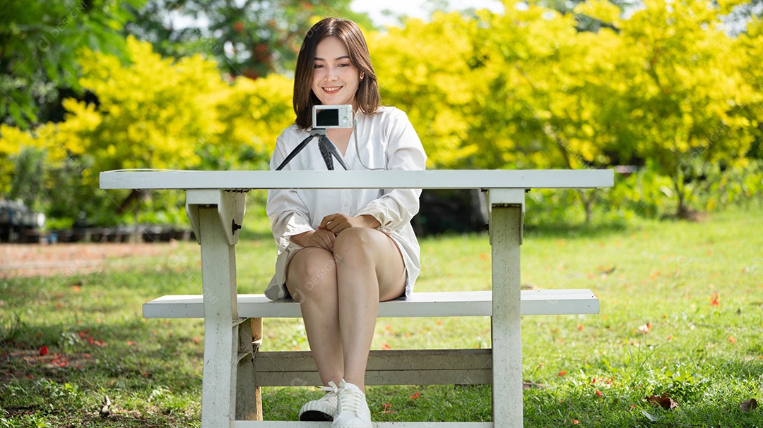 Sorriso pensativo Mulher feliz fazendo videochamadas online ou reunião online.