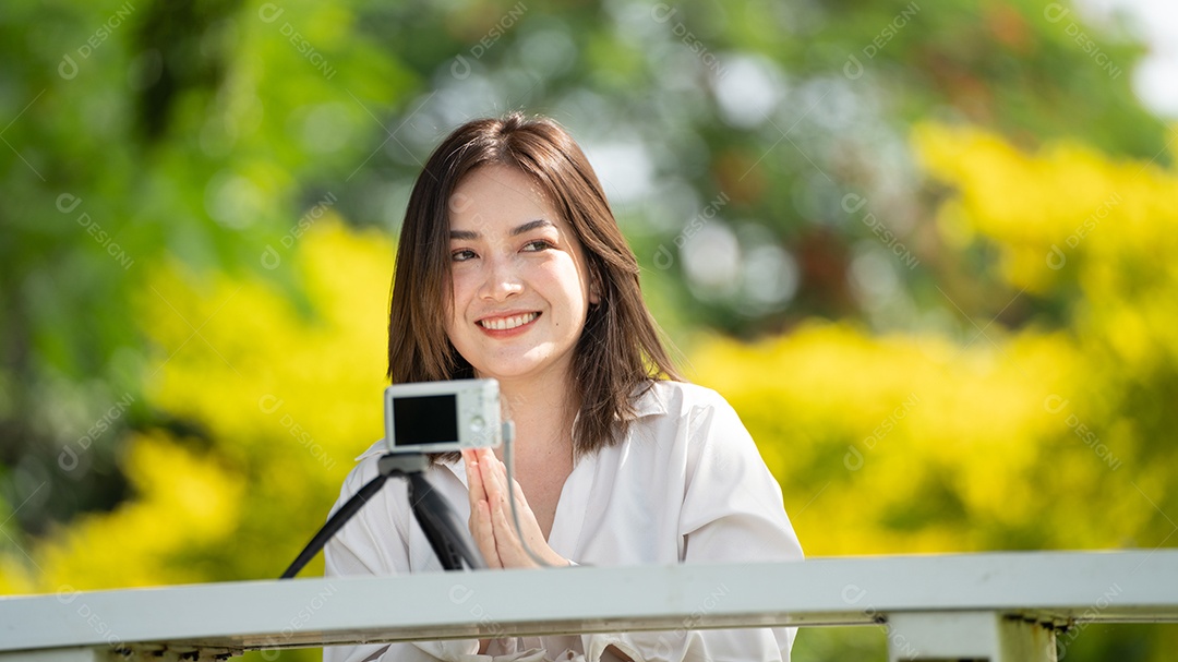 Sorriso pensativo Mulher feliz fazendo videochamadas online ou reunião online.