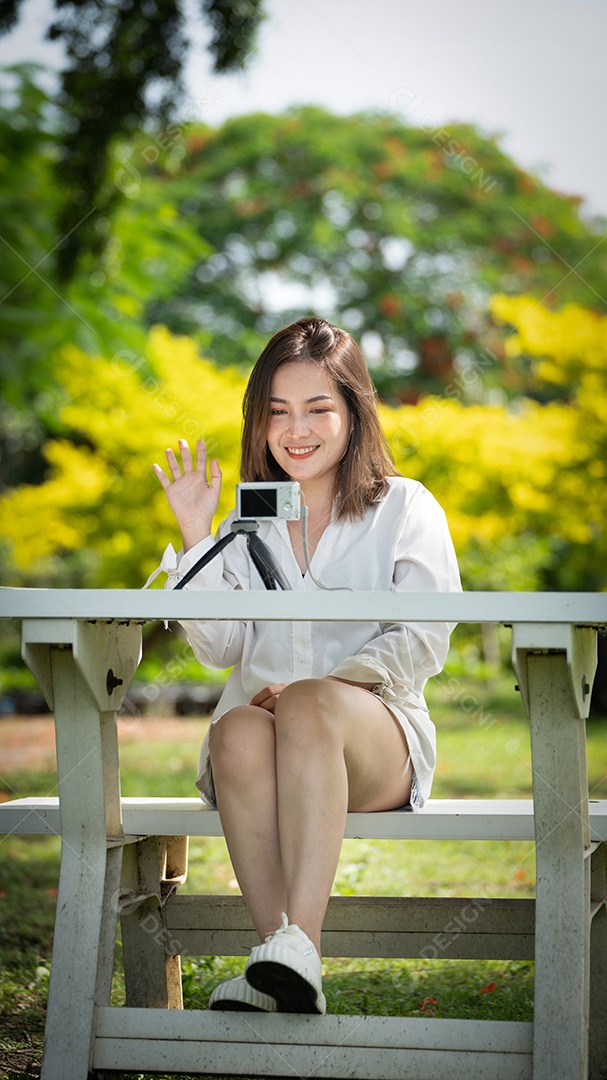Sorriso pensativo Mulher feliz fazendo videochamadas online ou reunião online.