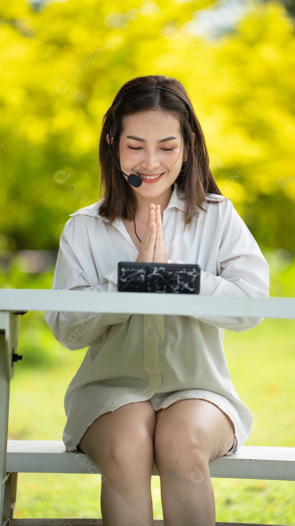 Sorriso pensativo Mulher feliz fazendo videochamadas online ou reunião online.