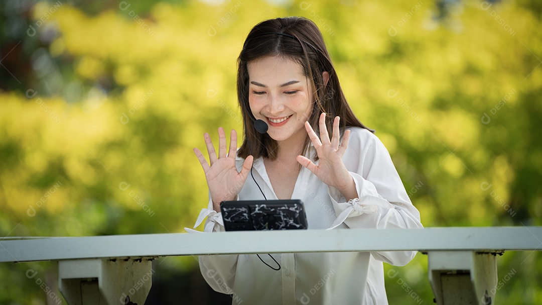 Sorriso pensativo Mulher feliz fazendo videochamadas online ou reunião online.